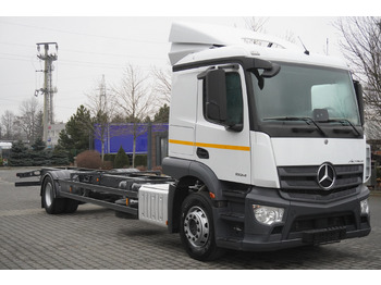 Podvozek s kabinou MERCEDES-BENZ Actros 1824