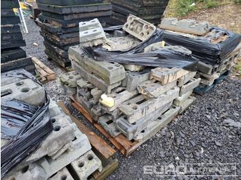 Stavební zařízení Pallet of Heras Fencing Bases: obrázek 1