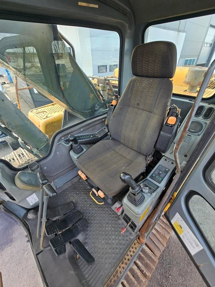 Pásové rýpadlo Volvo EC 240 LC: obrázek 30