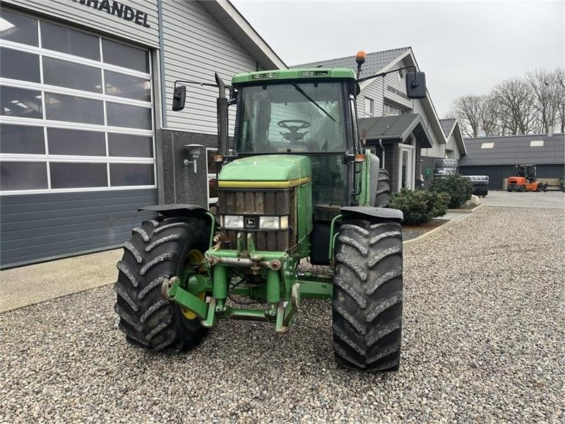 Traktor John Deere 6800 Med frontlift.: obrázek 8