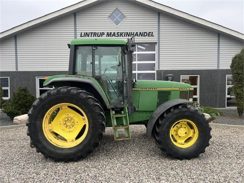 Traktor John Deere 6800 Med frontlift.: obrázek 6