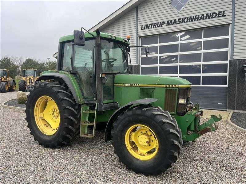 Traktor John Deere 6800 Med frontlift.: obrázek 14