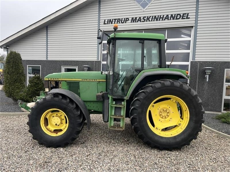 Traktor John Deere 6800 Med frontlift.: obrázek 9