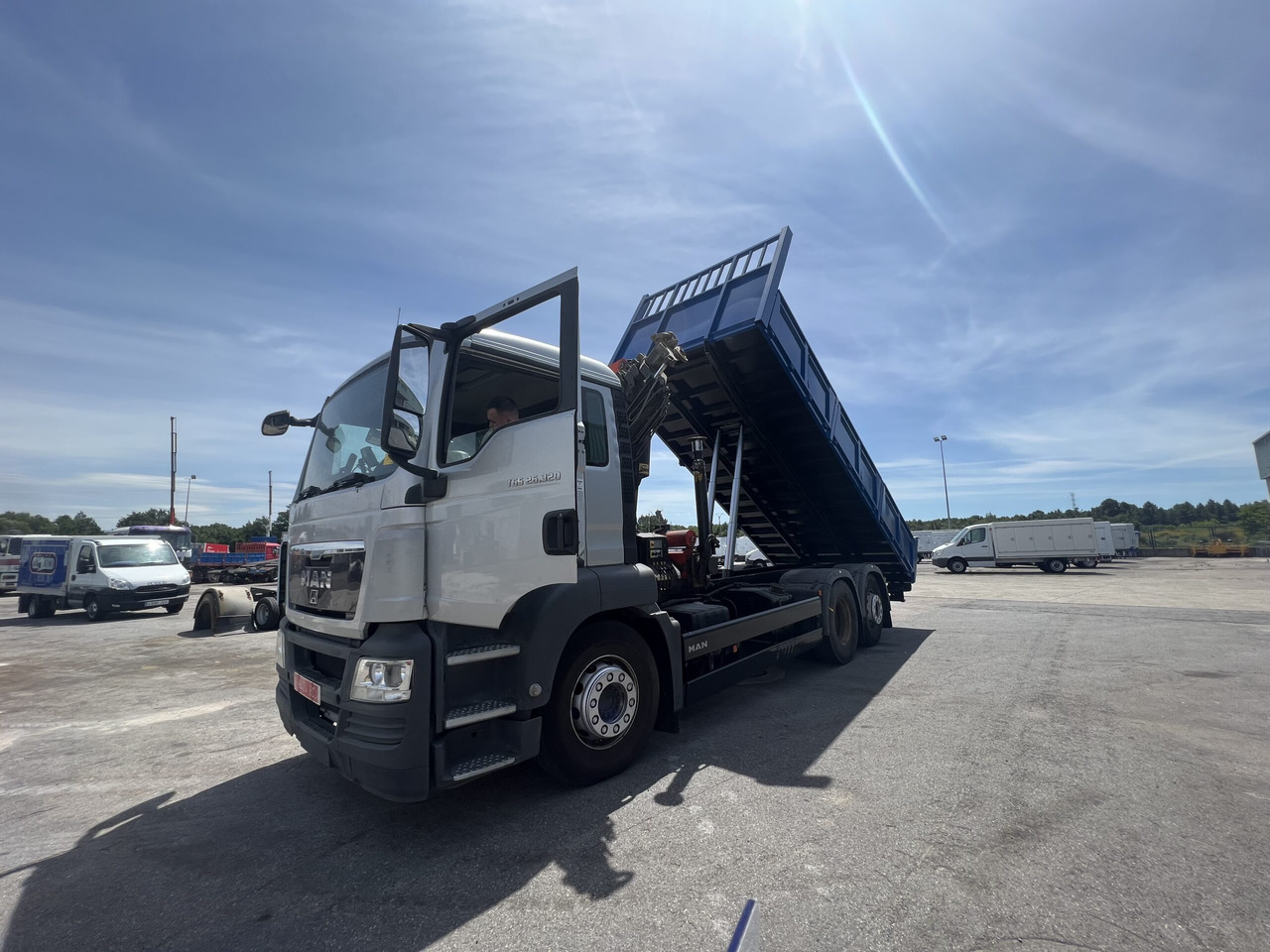 Sklápěč, Auto s hydraulickou rukou CAMION GRUA Y BASCULANTE MAN 26320: obrázek 14