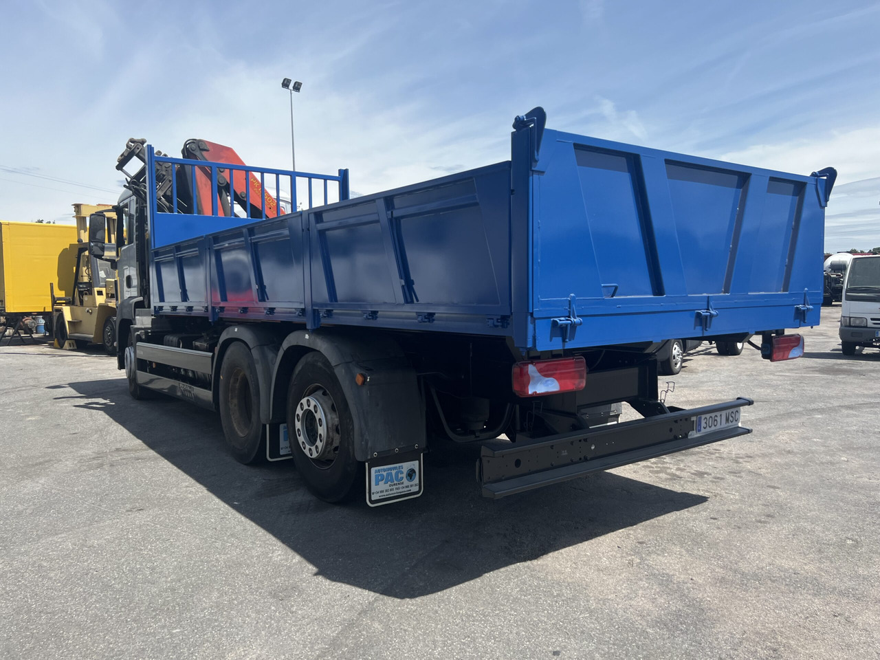 Sklápěč, Auto s hydraulickou rukou CAMION GRUA Y BASCULANTE MAN 26320: obrázek 8